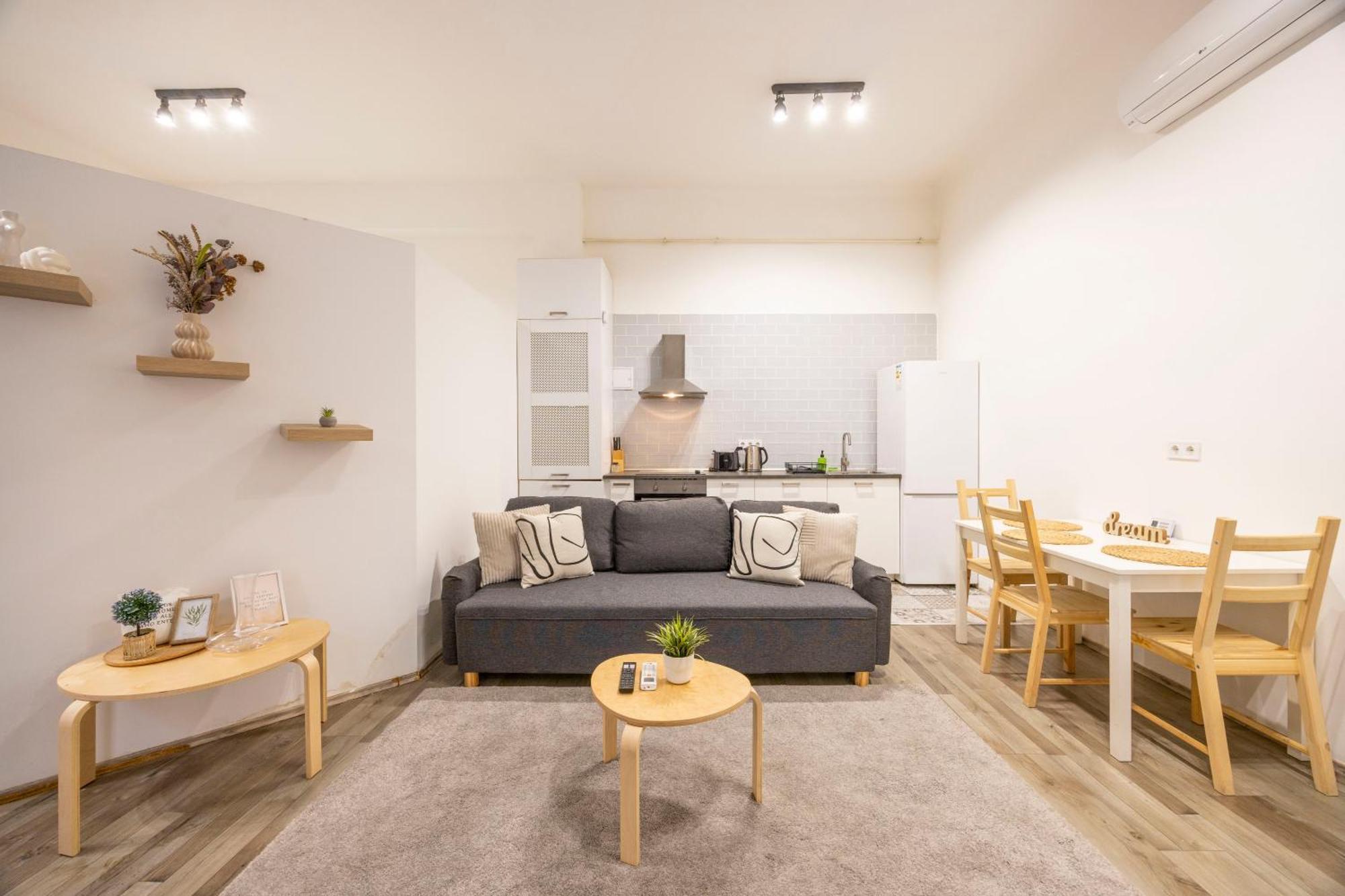 & Cozy Superior Terez Boulevard Apartman