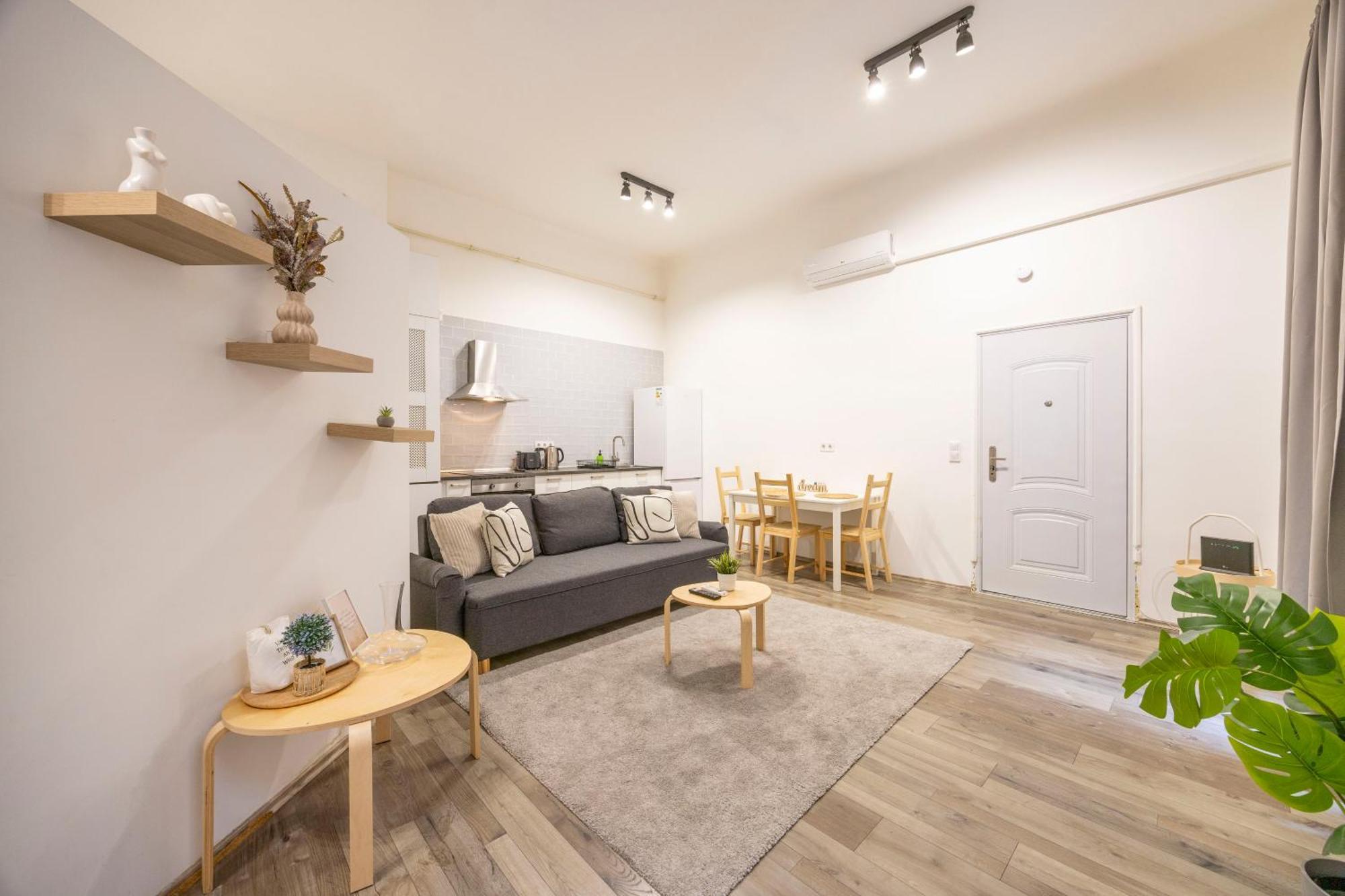 & Cozy Superior Terez Boulevard Apartman *